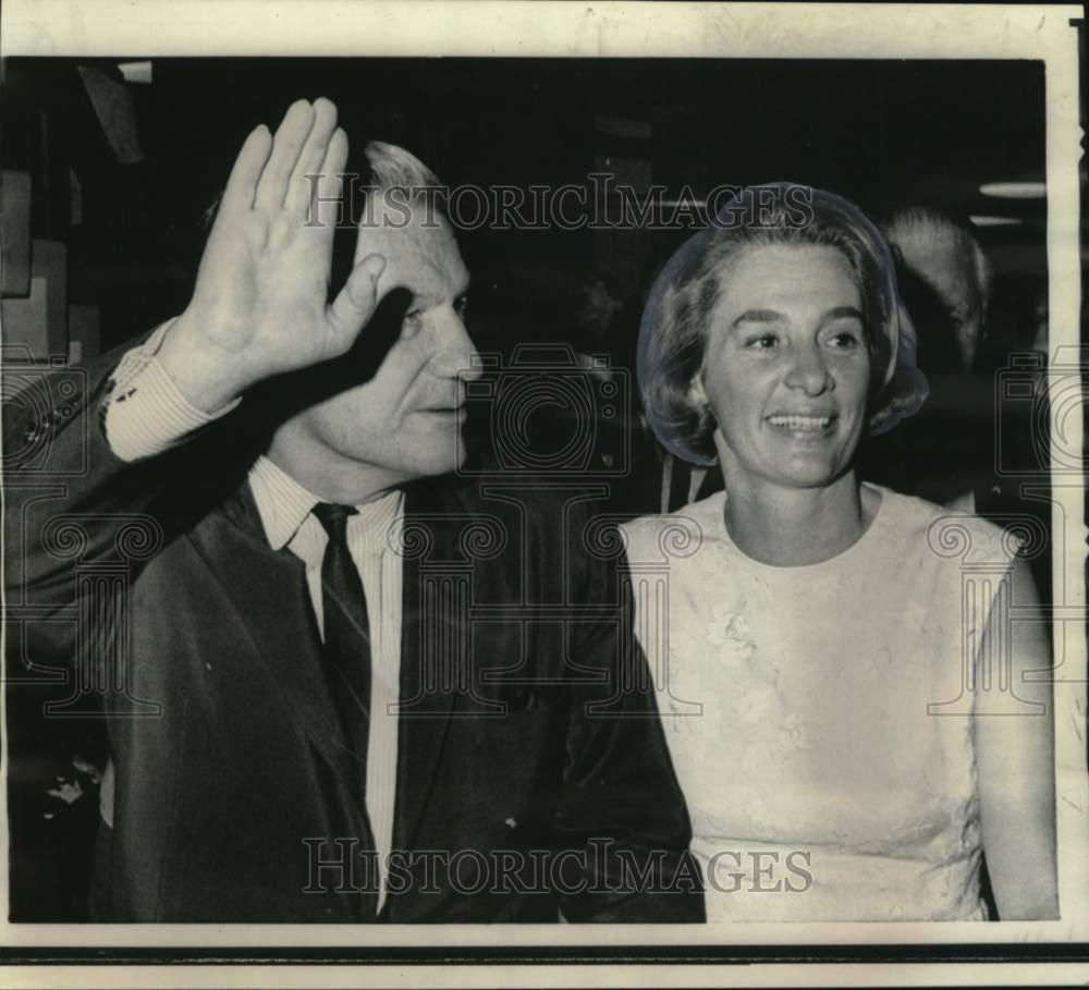 1968 Press Photo Governor Nelson Rockefeller With Wife Happy Leaving