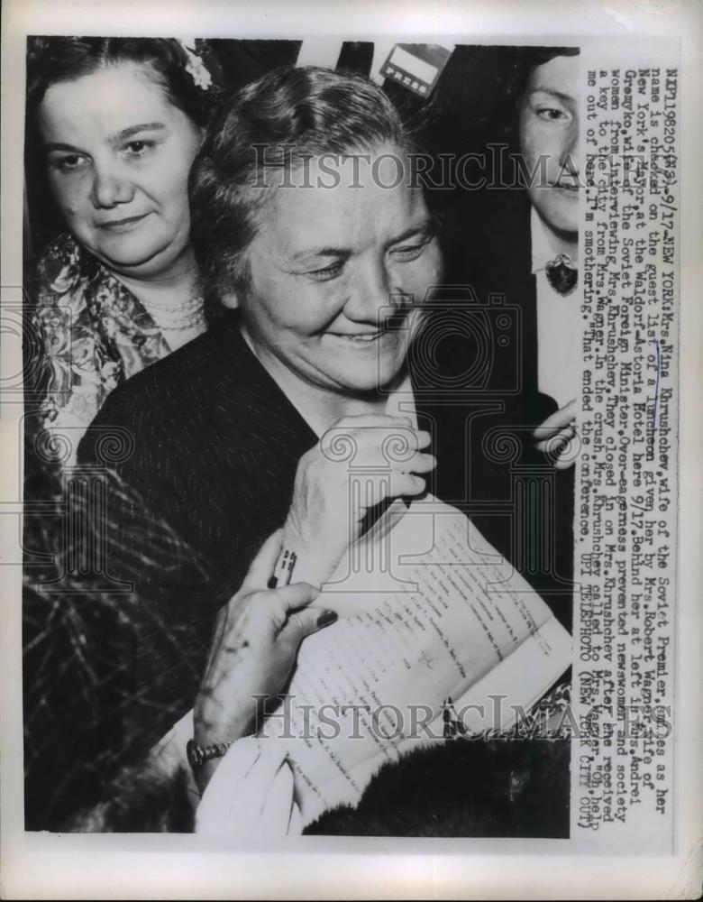 1959 Press Photo Mrs Nina Khrushchev wife of Soviet Premier in NYC ...