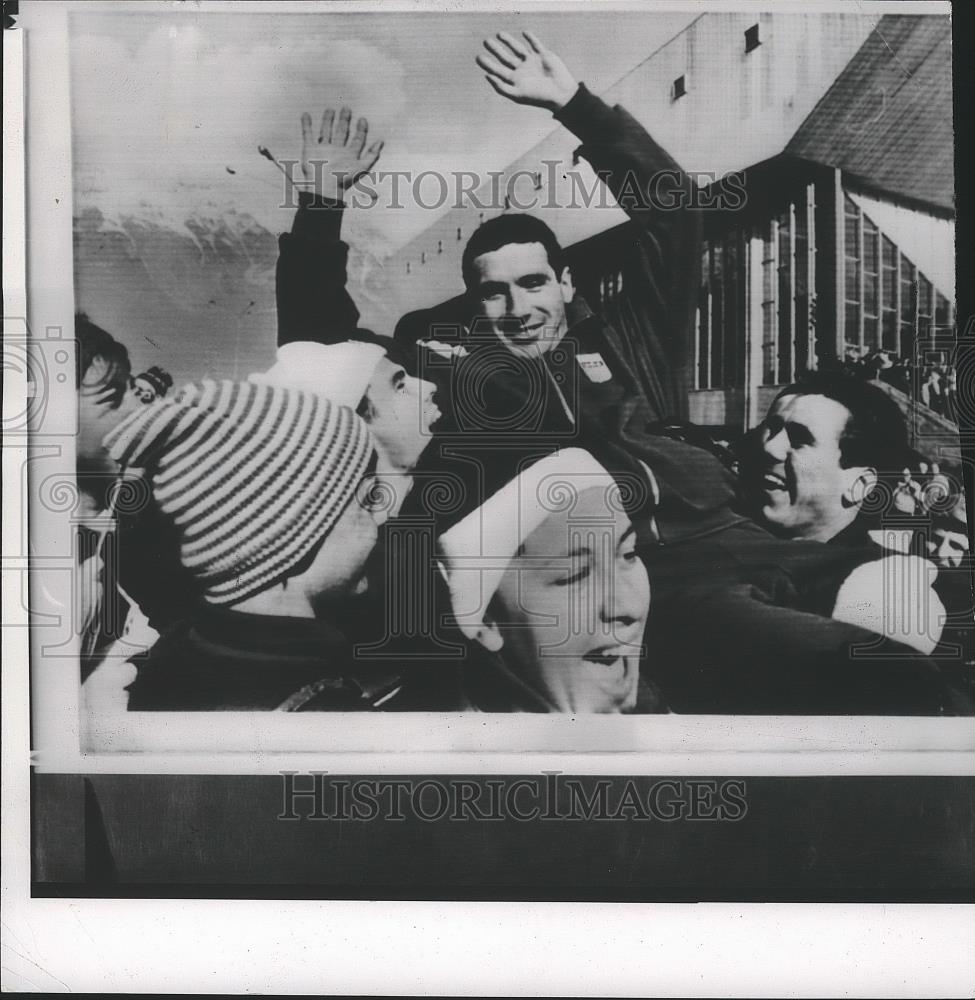 1964 Foto De Prensa Olimpico Campeon De Patinaje De Velocidad Terry Mcdermott Aplaudio Por Multitud Ebay