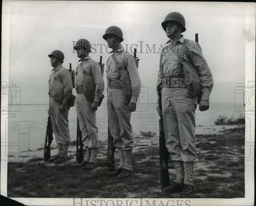 1942 Press Photo US Soldiers Uniforms at Cleveland, Ohio