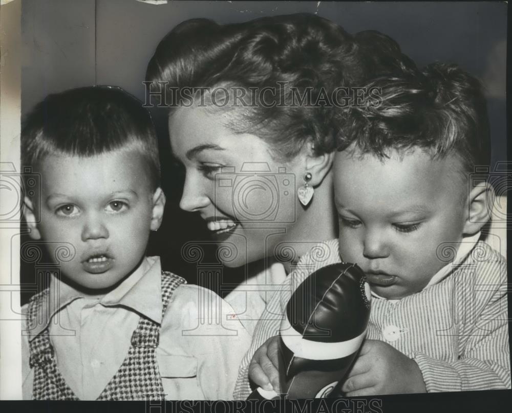 1952 Press Photo Swimmer Esther Williams with children Ben and Kimball ...