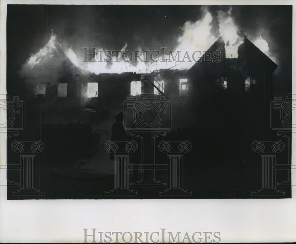 1968 Press Photo Oakton Manor on fire, Milwaukee, Wisconsin. mjb17530