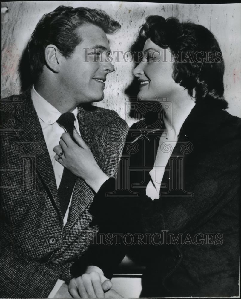 1956 Press Photo Movie actress Carol Ohmart and husband ...