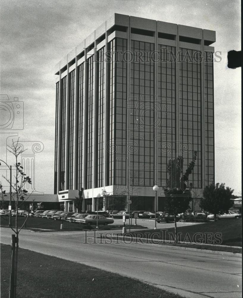 1977 Press Photo Mayfair North Tower located at Mayfair Mall