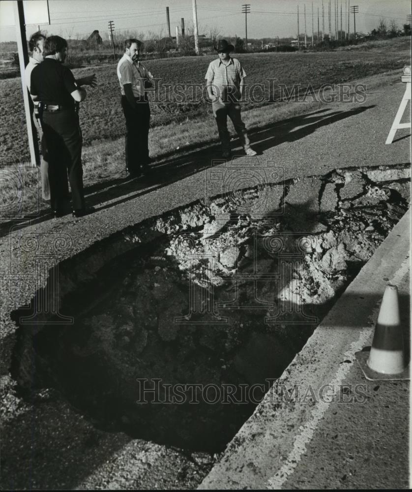 1979 Press Photo Alabama officials examine the sinkhole on