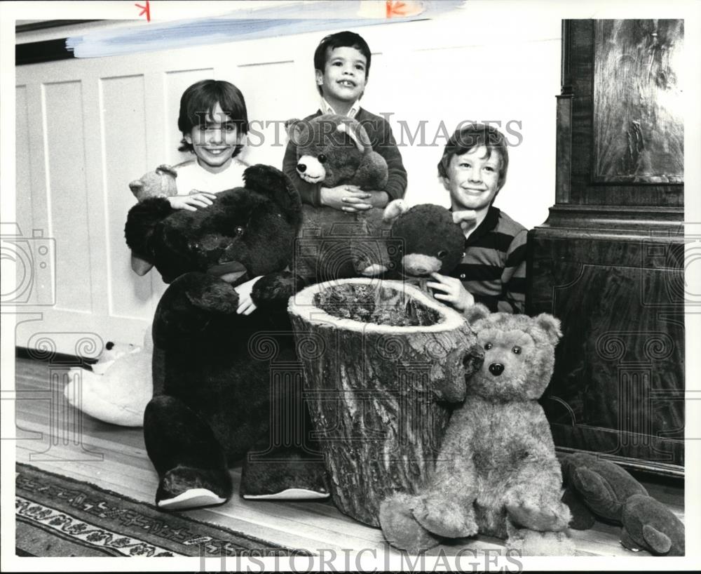 1981 Press Photo: Clemintine Wood, Peter Dorman, Paul Webb with their toys
