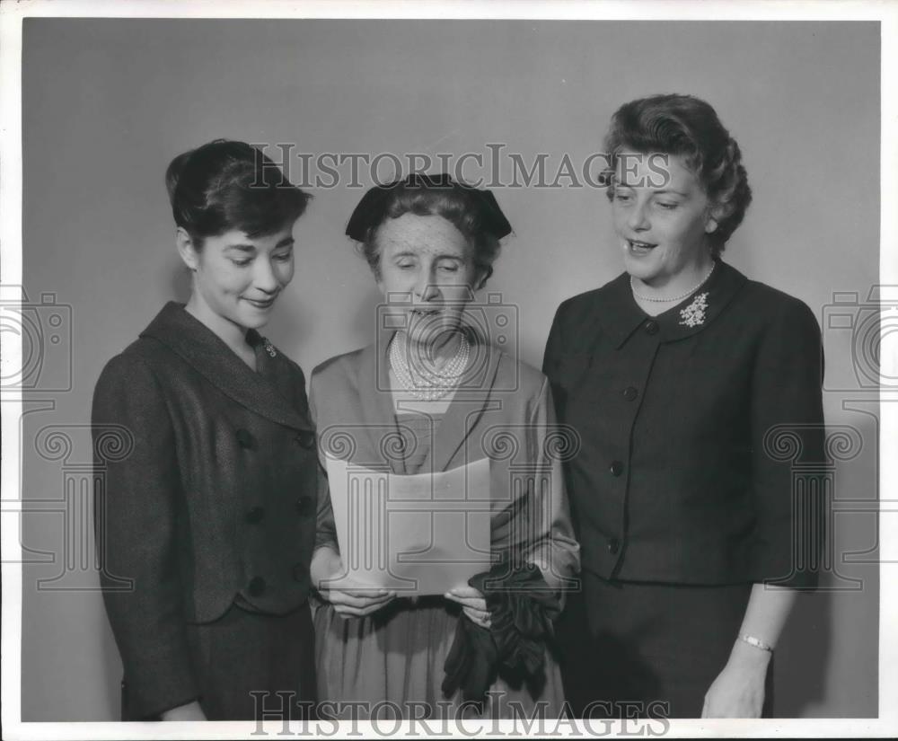 1961 Press Photo Mrs. Chamberlain & others of Cultural Attractions Fund ...