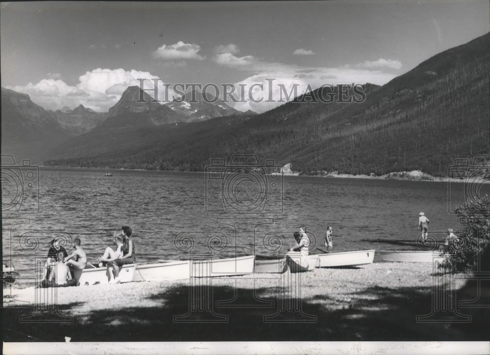 1955 Press Photo Enjoying The Shores Of Lake Mcdonald Glacier