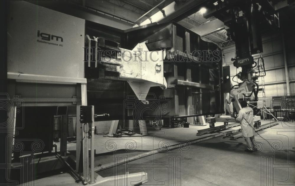 1992 Press Photo Largest Welding Robot, IGM Robotic Systems