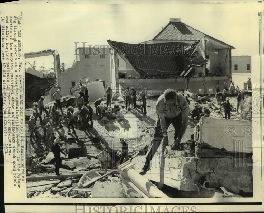 1971 Press Photo Rescue workers dig through earthquake ...