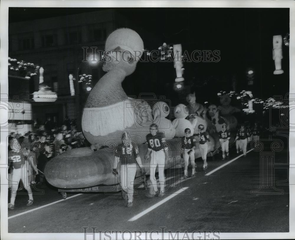 Details About 1966 Press Photo Football Player Balloon Patrol Birmingham Alabama Parade