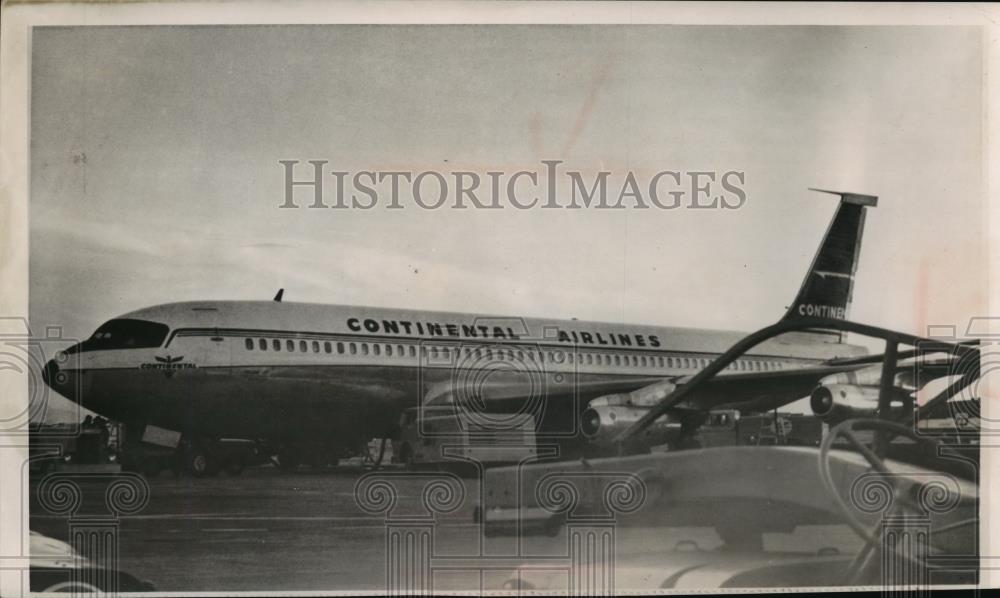 1961 Press Photo hijacked Continental Air Line plane after landing in