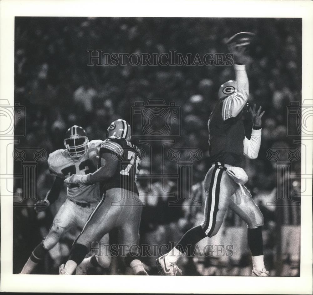 1993 Press Photo Packer Brett Favre throwing football as ...