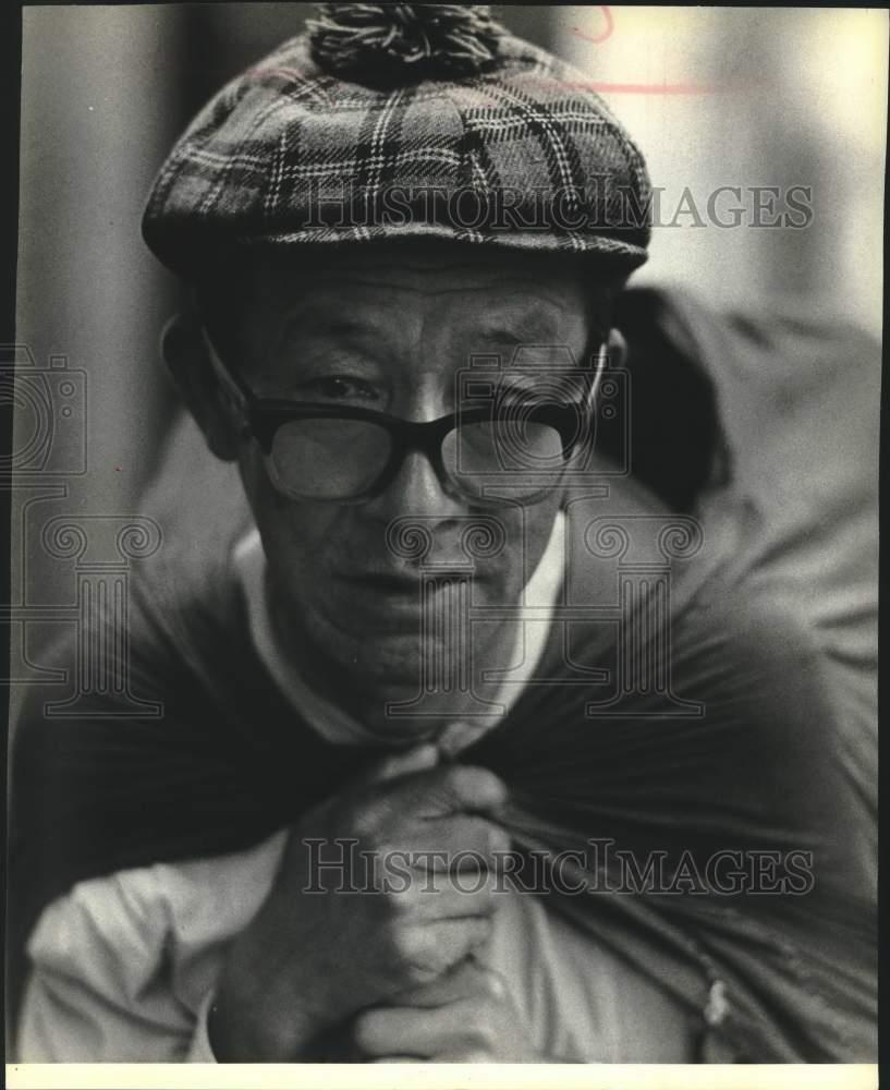1980 Press Photo A wandering tramp clutches his goods in
