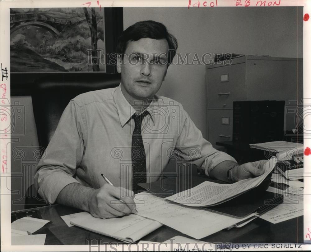 1988 Press Photo Attorney Tazewell T. Shepard III Works At His Desk ...