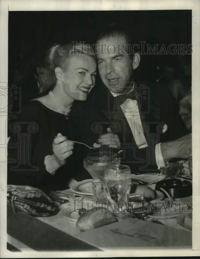 1958 Press Photo Hollywood Actor Fred Mcmurray With His Wife At Dinner