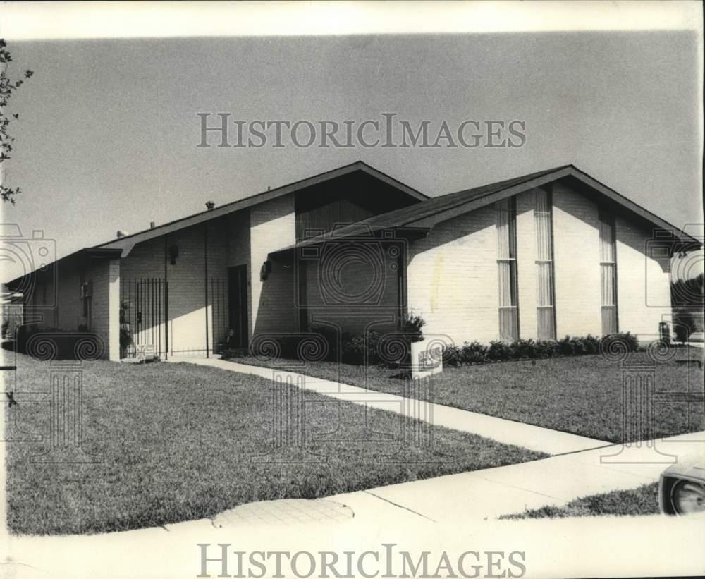 1974 Press Photo House with fenced entry on Parade of Homes