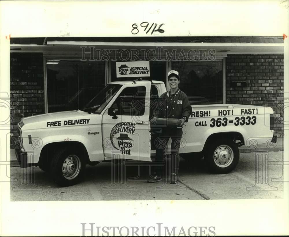 1986 Press Photo Pizza Hut Delivery Driver with Pizza Hut Truck