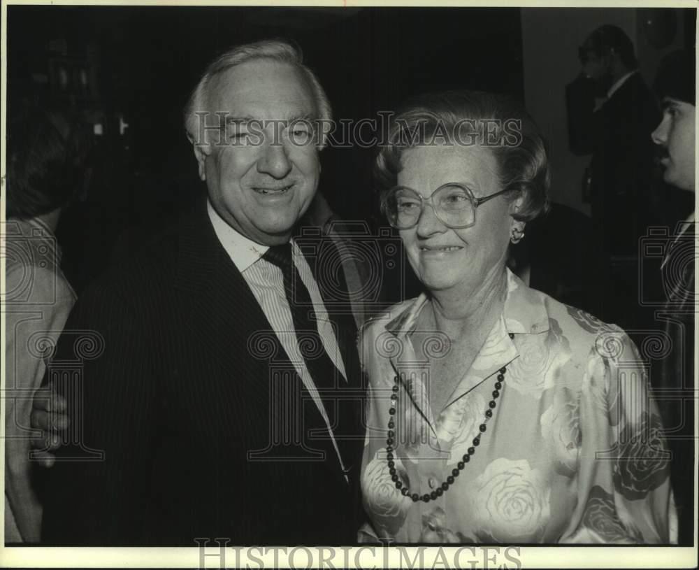 1984 Press Photo Walter Cronkite and wife Mary at Hard Rock Cafe ...