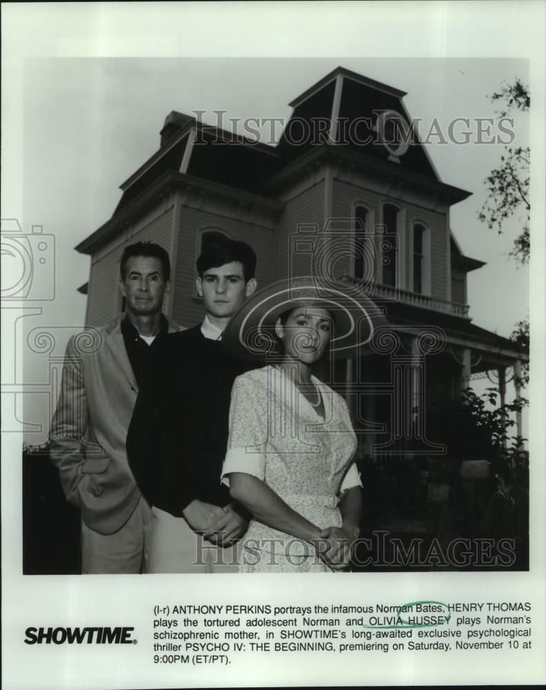 DD-122 ANTHONY PERKINS BACKSTAGE ON THE SET OF /"PSYCHO/" 8X10 PUBLICITY PHOTO