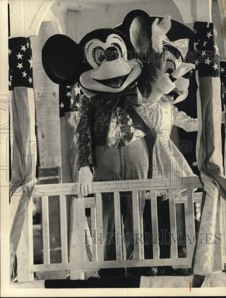 1972 Press Photo Mickey Mouse and Minnie Mouse in the Orange Bowl