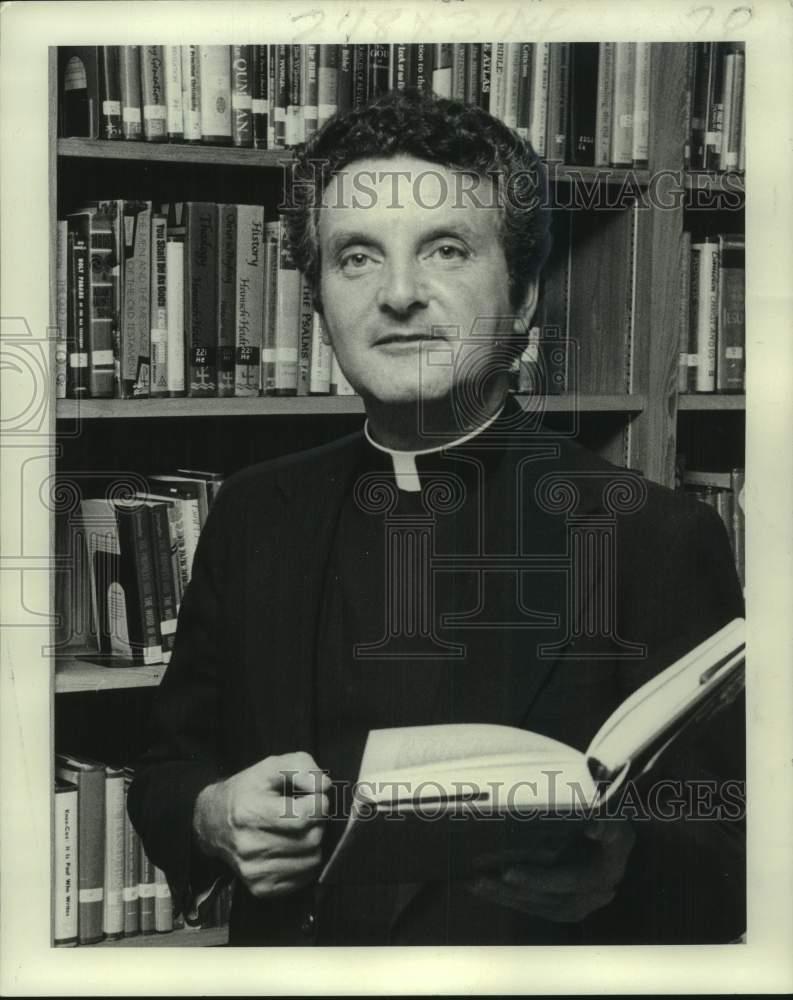 1976 Press Photo Father Kenneth J. Roberts, St. Louis Archdiocese