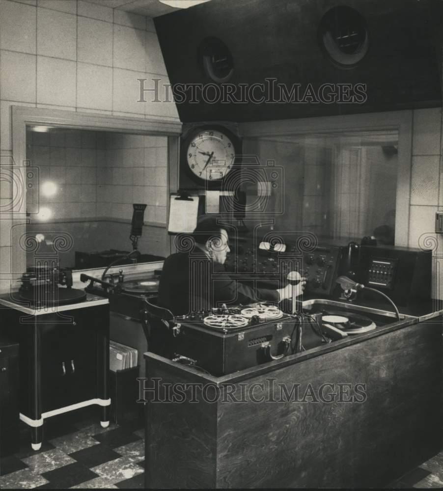 1948 Press Photo Engineer In Waby Radio Station Control Room Albany New York Ebay