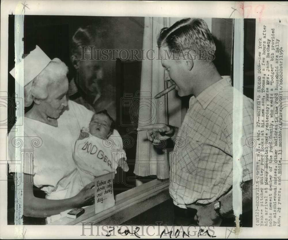 1954 Press Photo New York's Whitey Ford looks at newborn son at Mercy ...