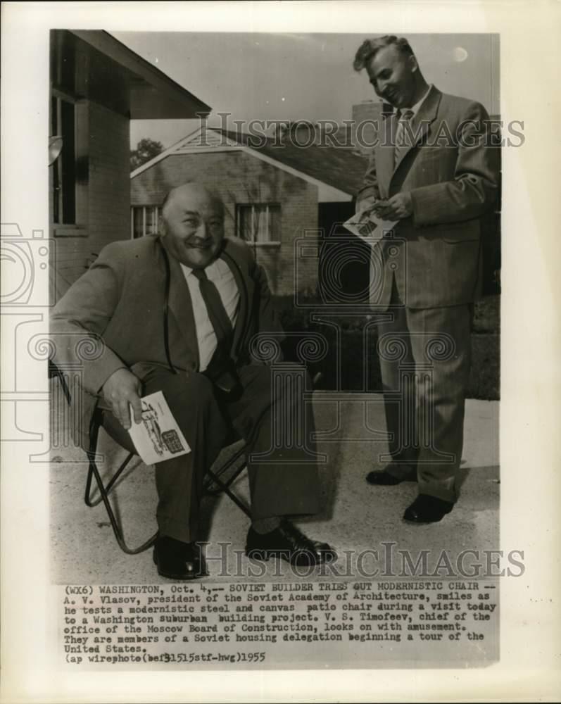 1955 Press Photo Soviet Architect A V Vlasov Tries Out Modern