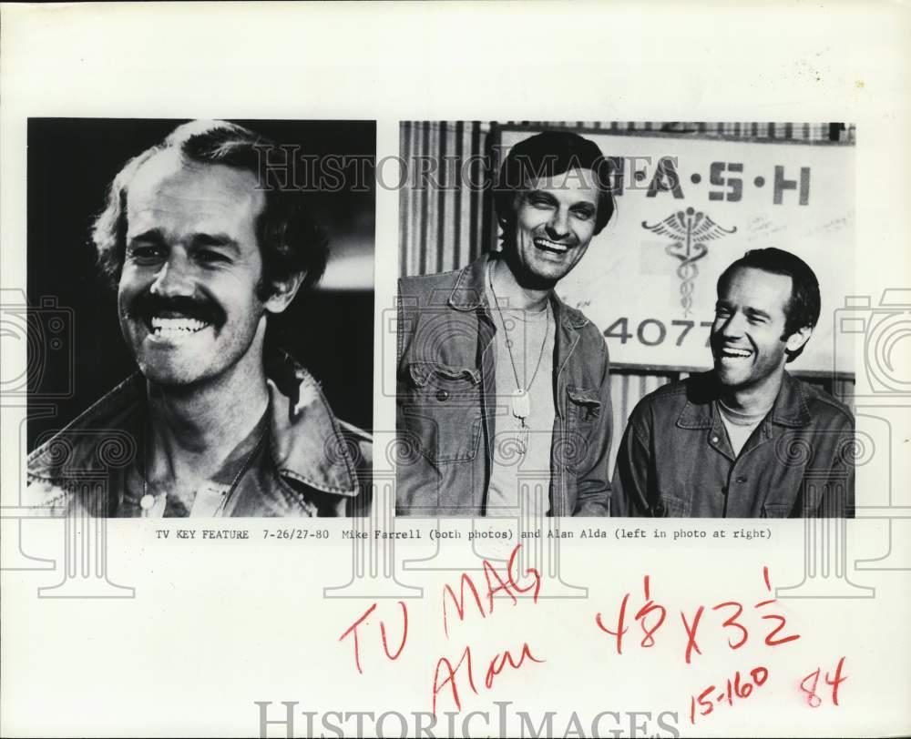 ALAN ALDA AND MIKE FARRELL IN "M*A*S*H" MASH 8X10 PUBLICITY PHOTO AZ709 