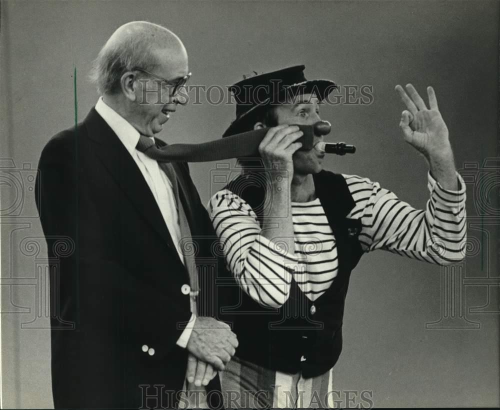 19 Press Photo Mime Bob Berkey Performing At Rainbow Summer Festival Ebay