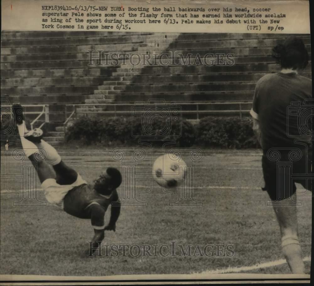 1975 Foto De Prensa Futbol Superstar Pele Muestra Las Habilidades Durante Entrenamiento En Nueva York Ebay