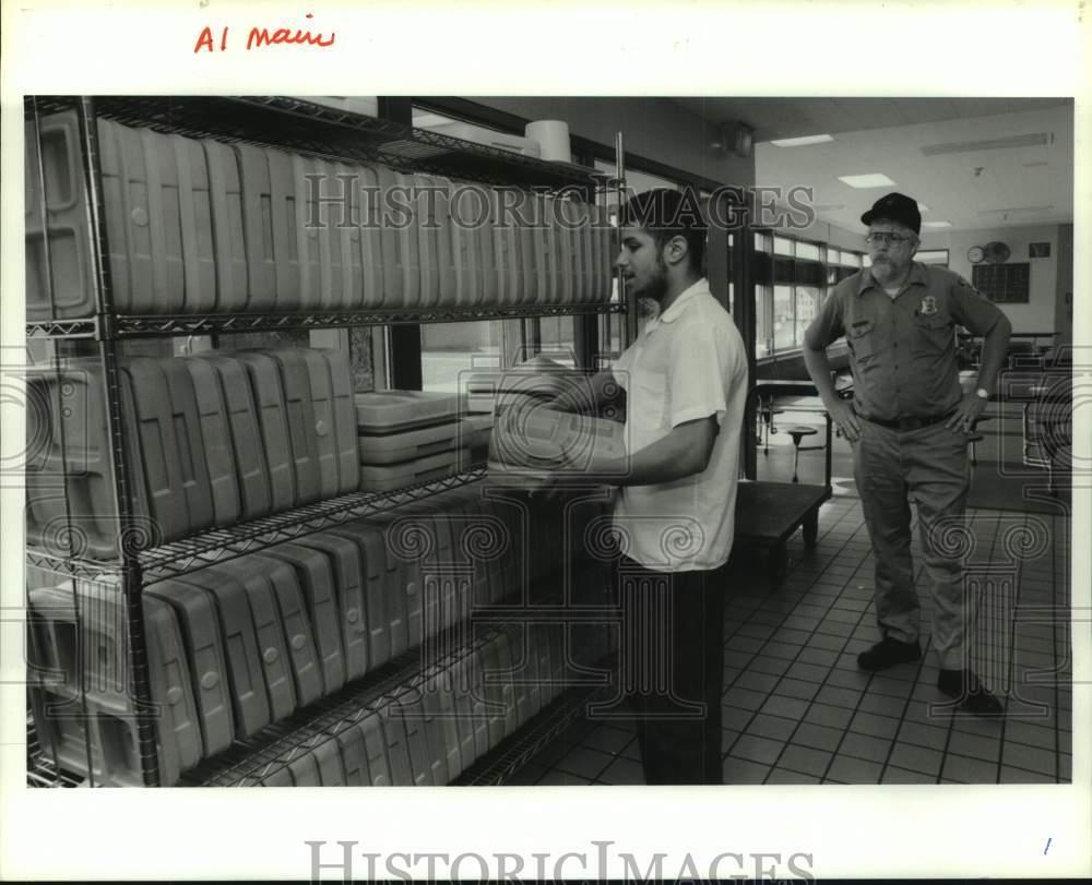 1991 Press Photo JamesvilleCorrections officer watches inmate in the
