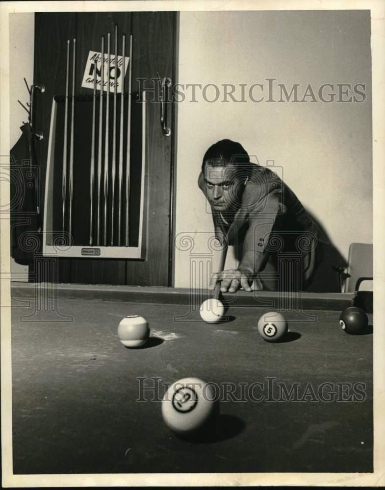 1969 Press Photo Danny Jones plays in pool tournament at Le