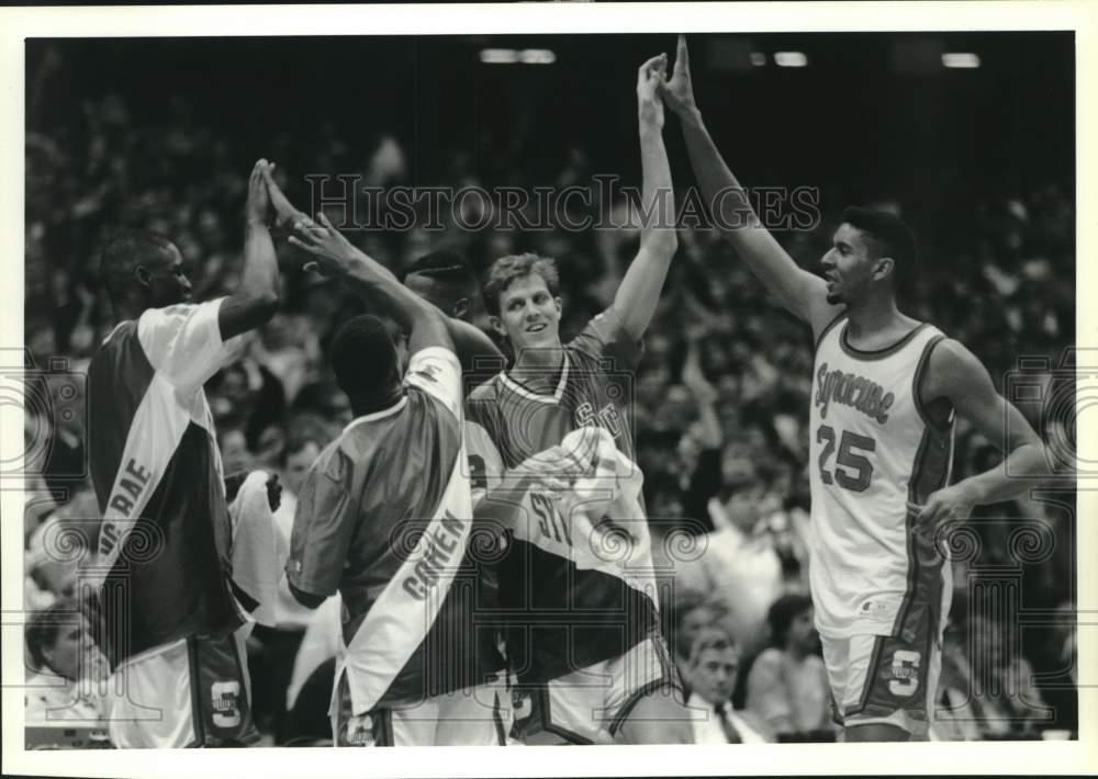 1991 Press Photo Syracuse University basketball players high five 1991 Press Photo Syracuse University basketball players high five