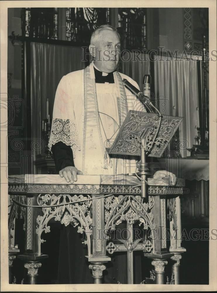 1963 Press Photo Reverend Nicholas Fitzgerald in pulpit of Troy, New