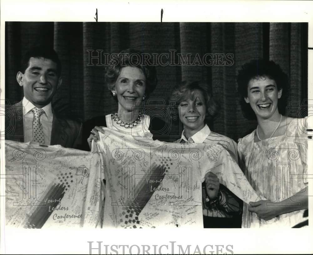 1989 Press Photo Nancy Reagan With Guests At Young Leaders Conference Ebay