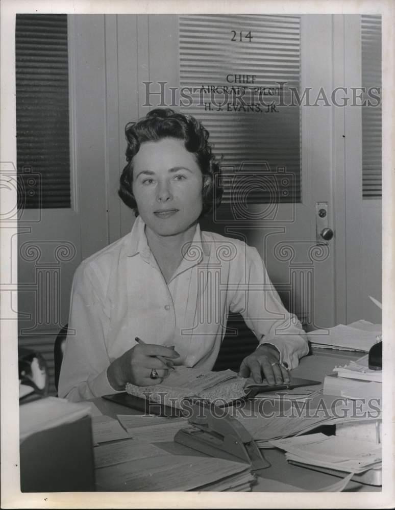 1961 Press Photo Mildred Bell, Conservation Department, New York ...