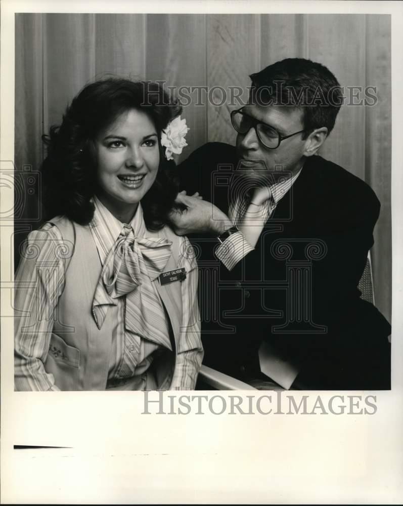 Press Photo Texas Junior Miss Cathy Calhoun Gets Hair Tips From
