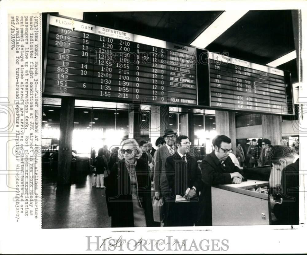 1970 Press Photo Passengers In Line Before Flight At John F