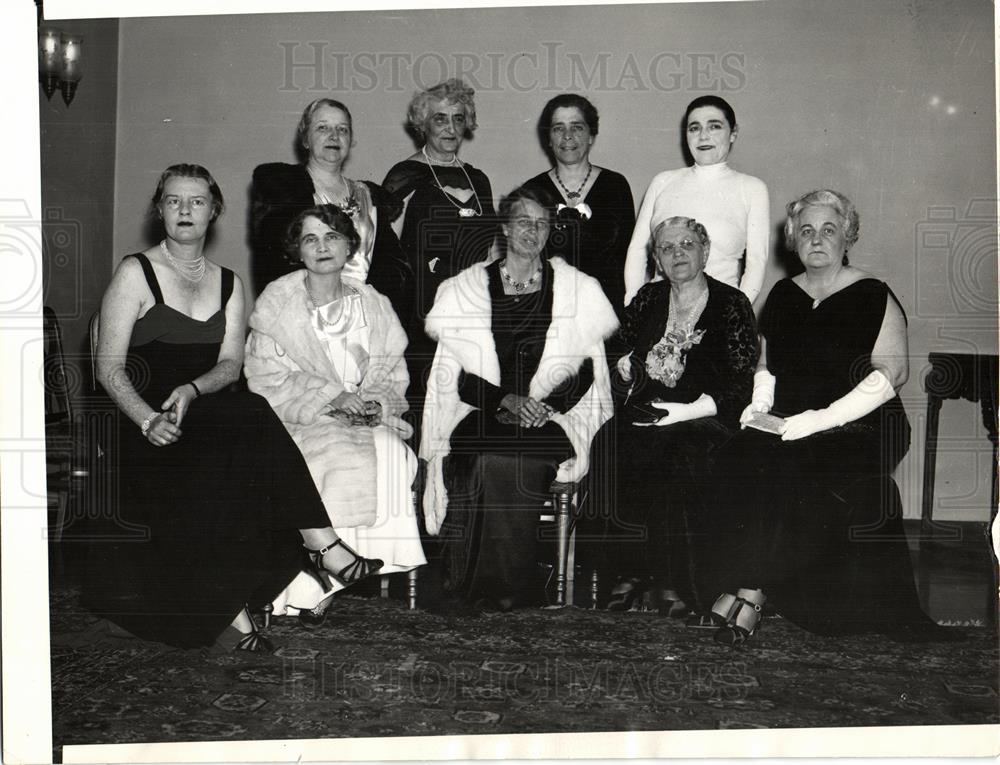 Photograph of 1st Lady Anna Eleanor Roosevelt Christmas Shopping 1934 8x10