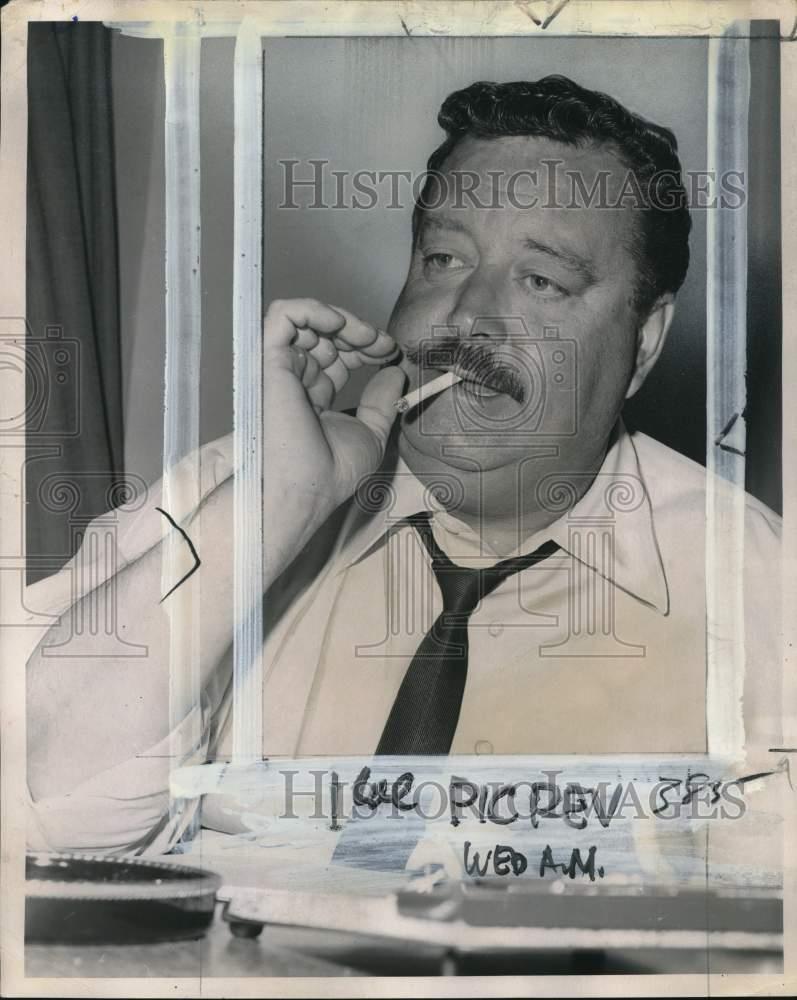 1962 Press Photo Jackie Gleason smoking a cigarette