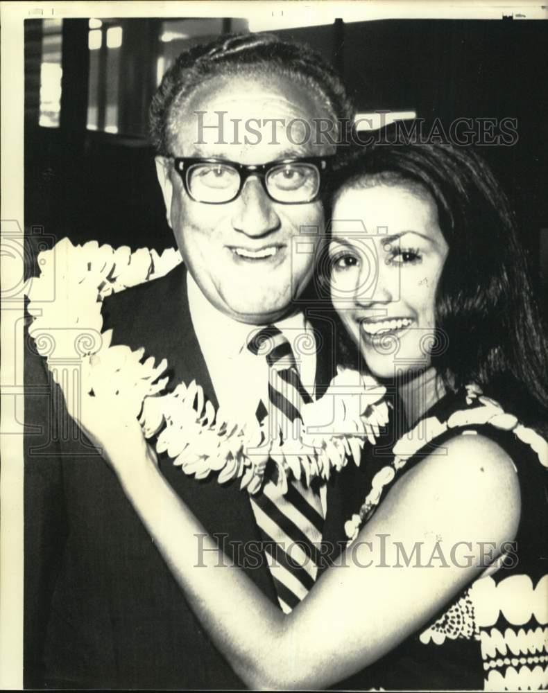 1972 Press Photo Adviser Henry Kissinger recives lei from Lynne Kimoto