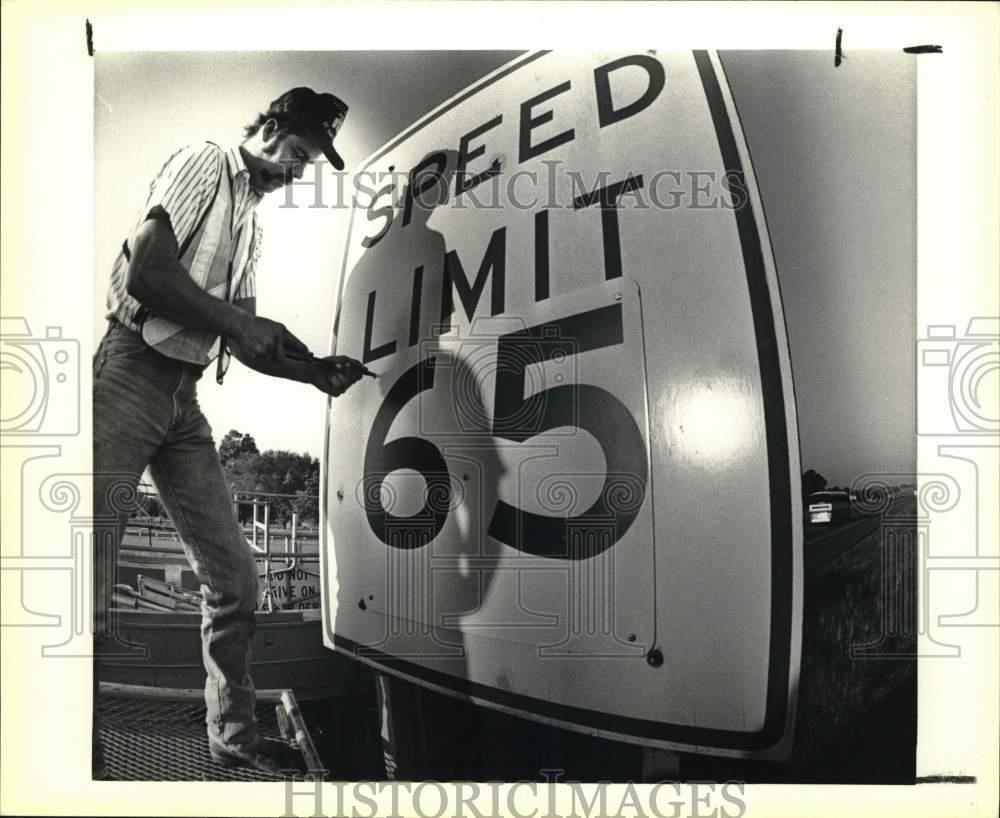 1987 Press Photo Will Shuler Installing New Speed Limit Sign Texas