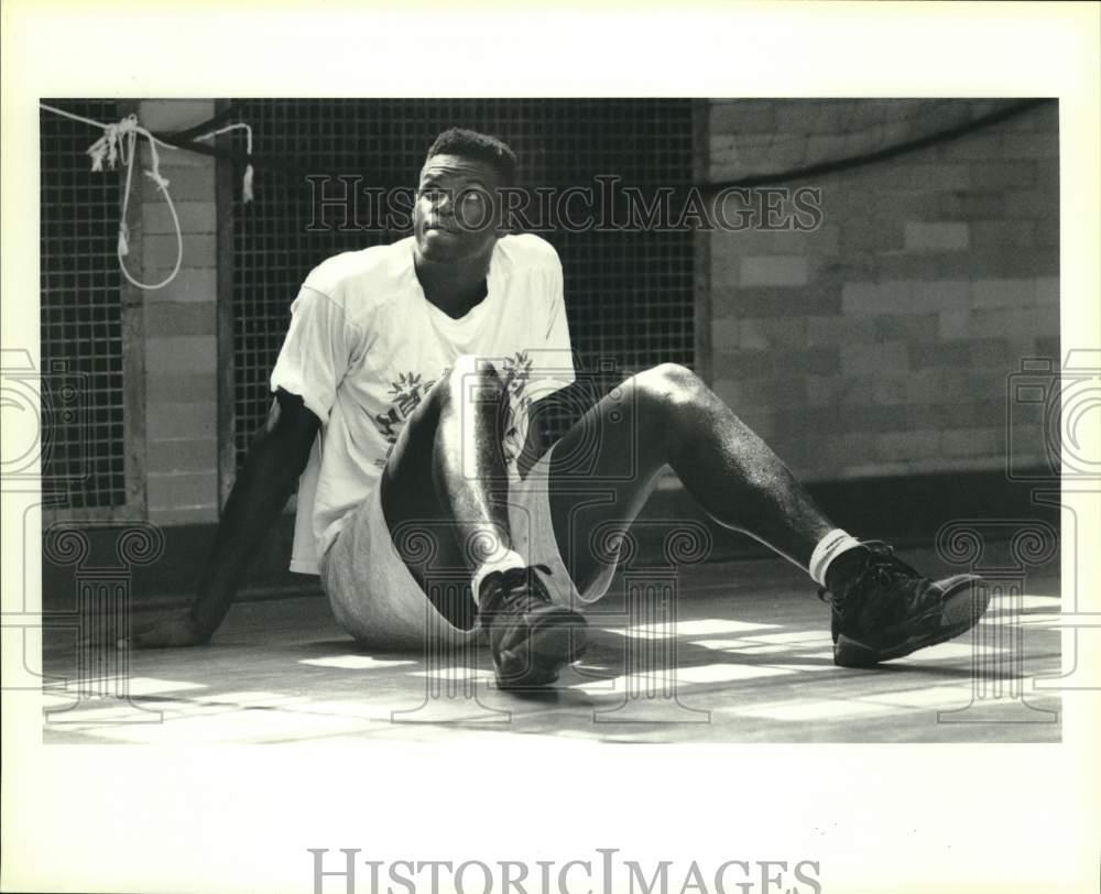 1992 Press Photo Basketball player Adonal Foyle at Colgate ...