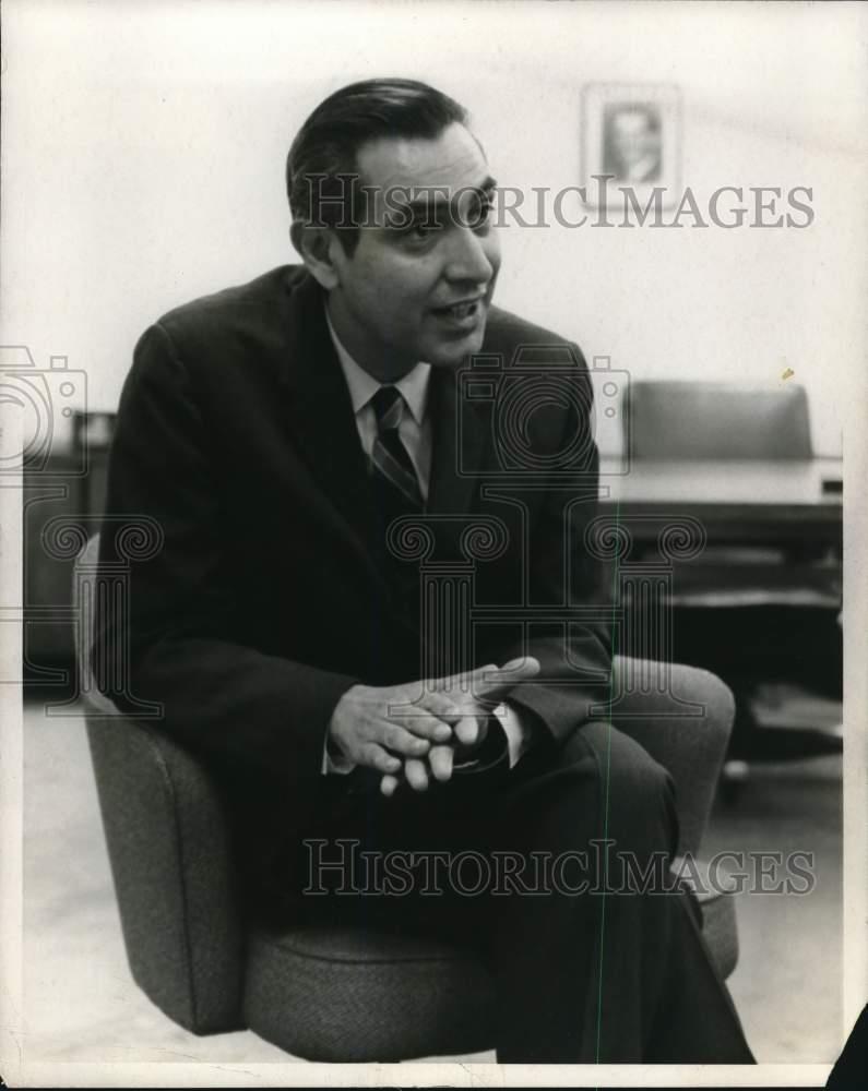 1972 Press Photo Carlos C. Villarreal, Urban Mass ...