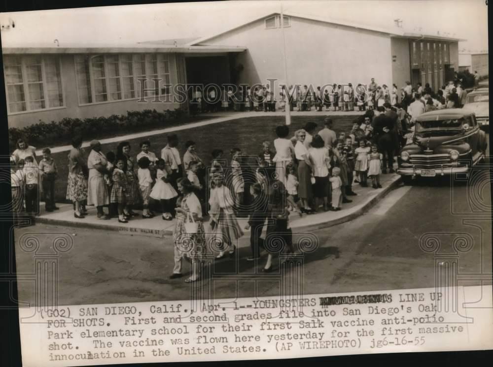 1955 Press Photo Polio vaccine line at San Diego's Oak Park Elementary