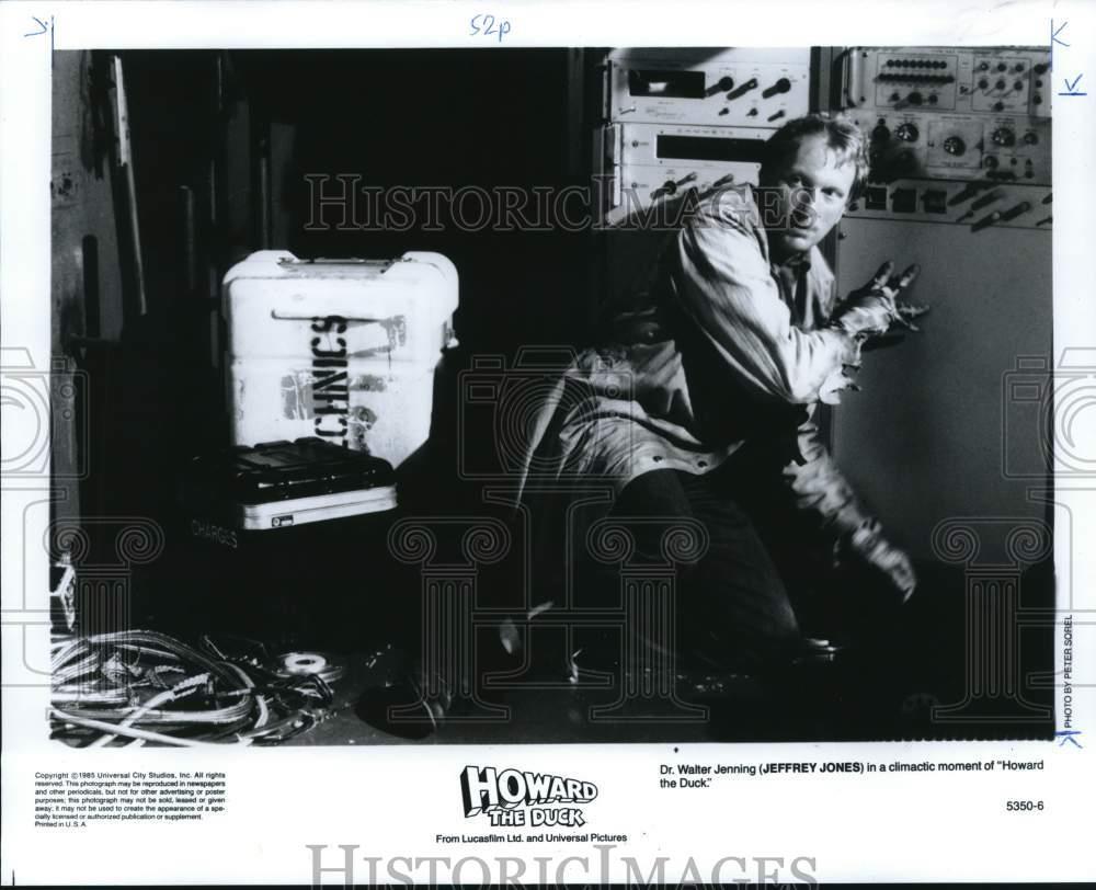 1985 Press Photo Actor Jeffrey Jones In Howard The Duck Movie 