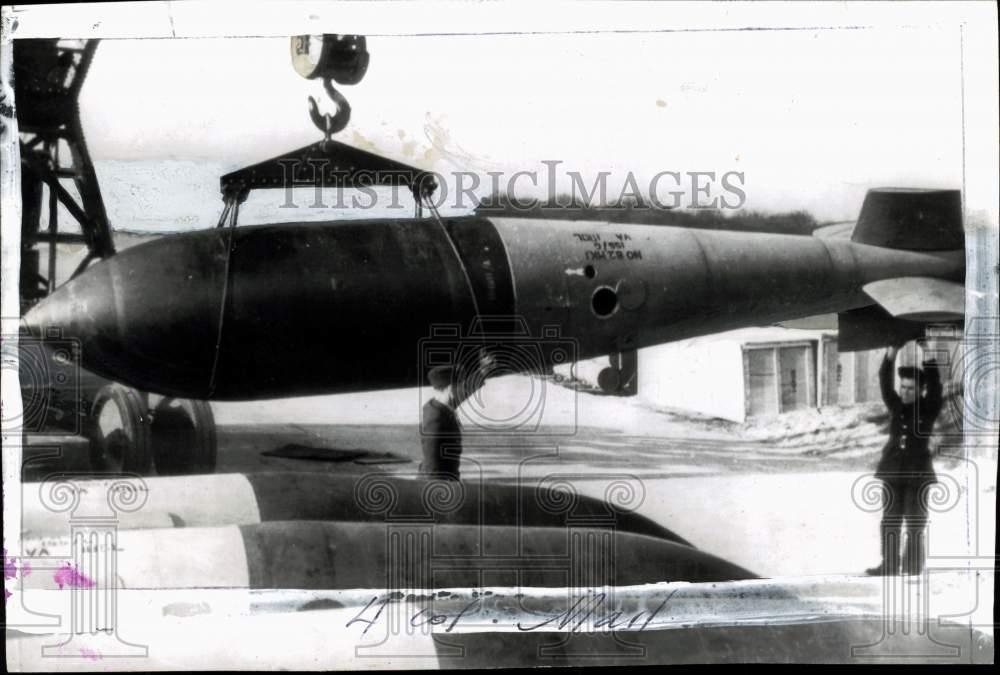 1945 Press Photo Man looking at British 11-ton 