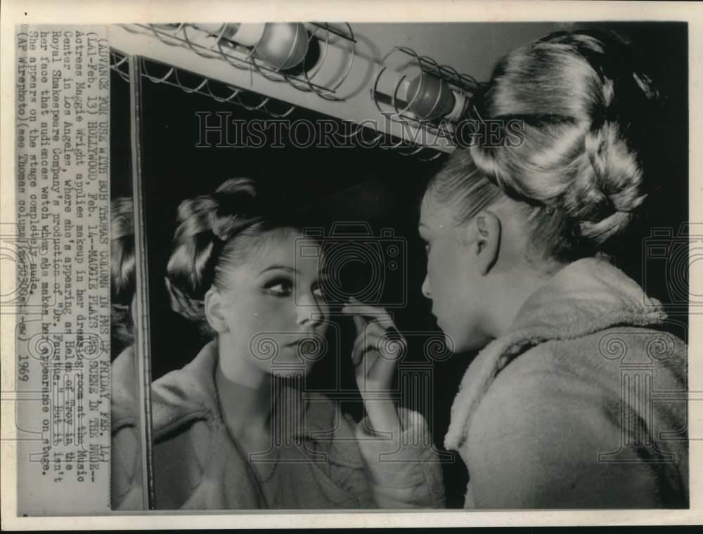 Press Photo Actress Maggie Wright Applies Makeup Before Show In Los Angeles Ebay